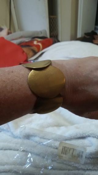 New gold tone stretch bracelet