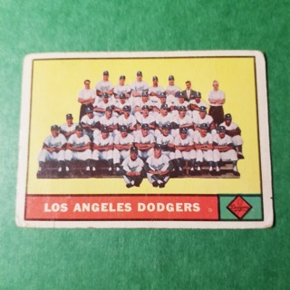 1961 - TOPPS EXMT - NRMT BASE =BALL - CARD NO -  86 - LOS ANGELES  TEAM - DODGERS