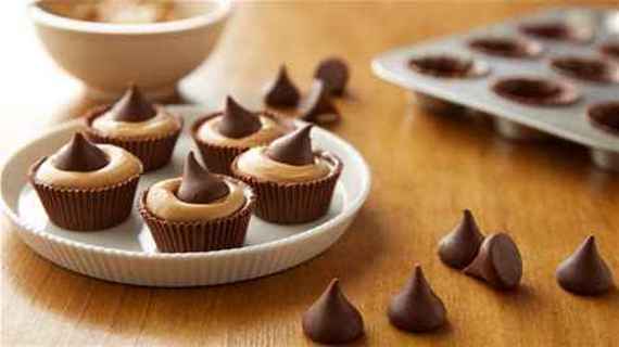  HERSHEY'S KISSES Fluted Cups with Peanut Butter Filling = hersheyland RECIPE CARD