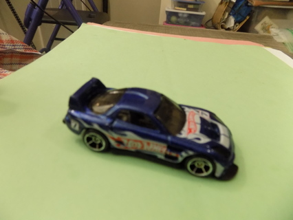 Hot Wheels navy blue race car with white flames on hood & sides