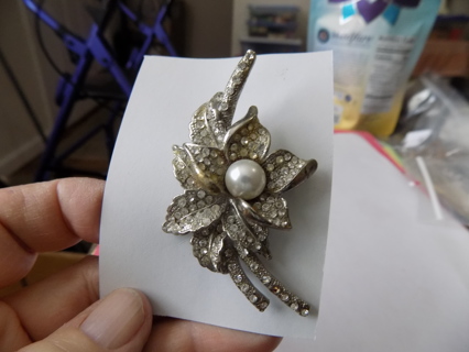 Vintage brooch silvertone open lily/orchid covered in rhinestones & 1 lg pearl