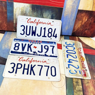 VINTAGE DECORATIVE METAL LICENSE PLATES CALIFORNIA TEXAS PLATE LOT (4) DECOR