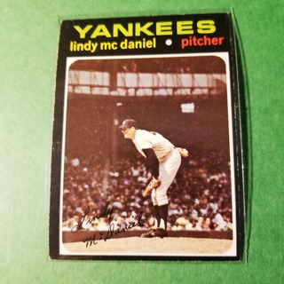 1971 Topps Vintage Baseball Card # 303 - LINDY McDANIEL - YANKEES - EXMT/NRMT