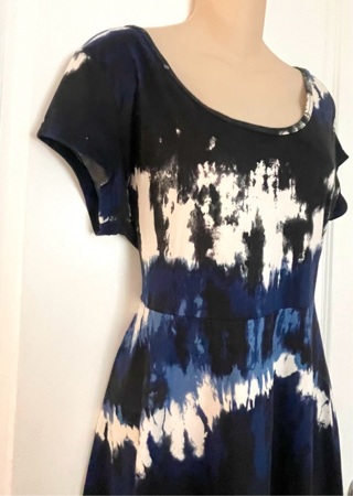 Tie-Dye Blue & Black NEW Women’s Stretchy comfy Size Large Dress & lovely back 