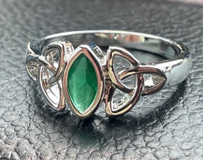 **NEW** Women’s Celtic sterling silver Trinity knot w/green gemstone ring SZ 8