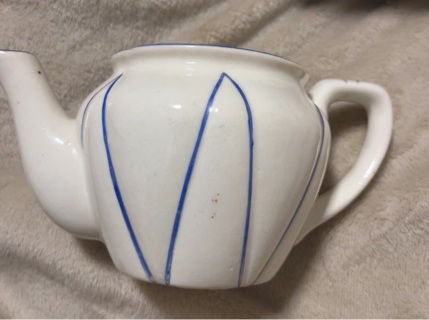 Cute Little Teapot (Made in Czechoslovakia)