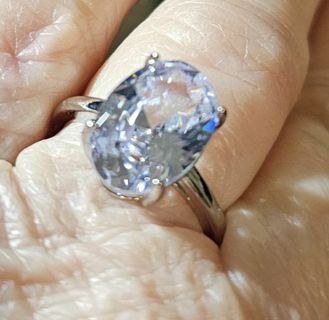 Size 9 Stunning Crystal Ring