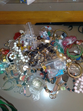 Large mixed lot of Junk Detash Jewelry -B