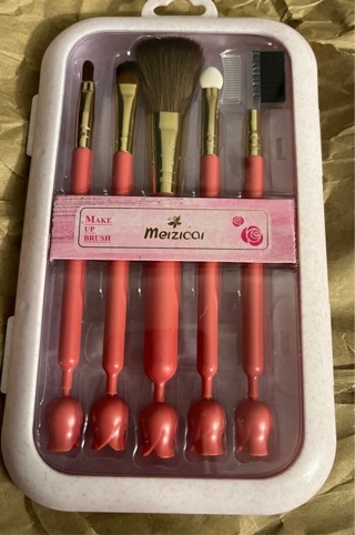 Brand New: 5 Piece Meizicai 6" Makeup Brush Set. In an Attractive Pink Case