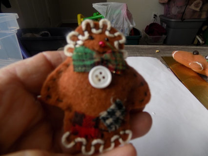 Felt fat gingerbread man pin/brooch plaid bow