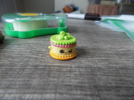 Shopkins cake green icing and flowers