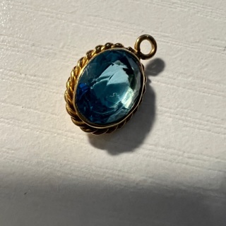 10K Yellow gold pendant blue sapphire 0.8 grams 