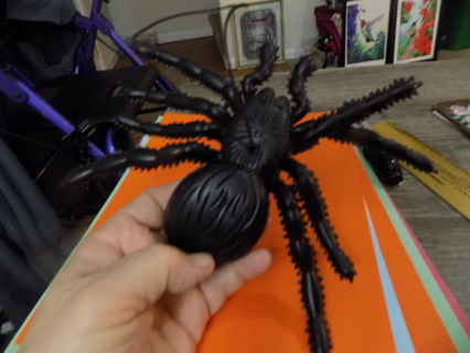 8 inch wide hanging rubber spider