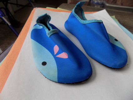 Small childs 2 tone blue beach shoes with 3 pink tear drop accent