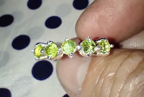 RING LADIES NATURAL PERIDOT'S AND SOLID SILVER TESTED SIZE 7 3/4 BEAUTIFUL RING AND A STEAL LOOK!
