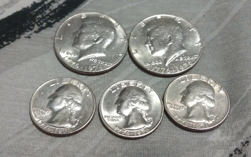 5 Bicentennial coins - 2 Half Dollars 3 Quarters( circulated)