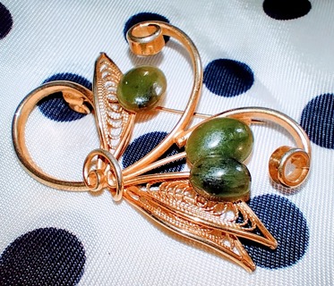 PIN BEAUTIFUL VINTAGE IN GREAT CONDITION WITH NATURAL JADE  FANTASTIC AND A STEAL OF A DEAL LOOK