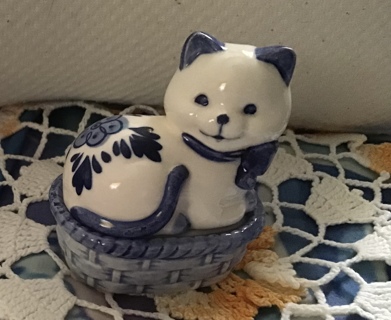 ~Blue & white cat Salt & pepper shakes ~