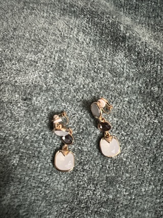 BNIP Beautiful Gold Tone Dangling Clip On Earrings To The Highest Bidder