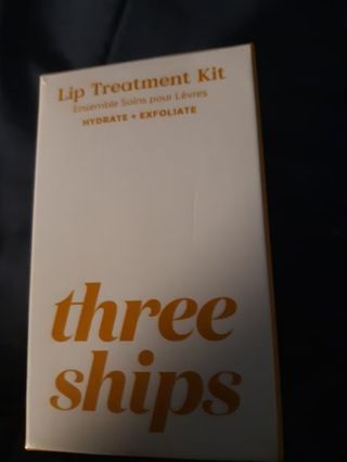 Lip treatment kit
