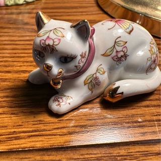 Cat figurine gold trim 