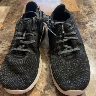 Men’s tennis shoes size 10 and a half 