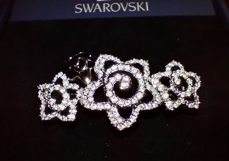 PIN SWAROVSKI CRYSTAL BEAUTIFUL, OLD INVENTORY BUT BRAND NEW JUST FANTASTIC LOOK!