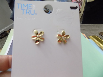 Time and True hypo allergenic 5 petal goldtone post earrings NIP