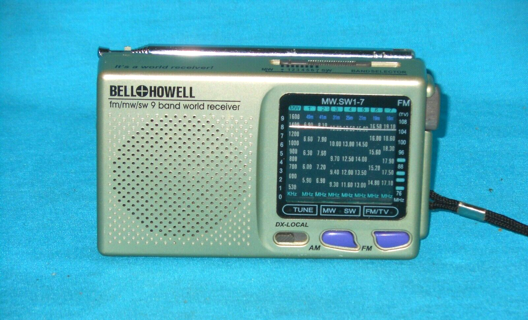 Vintage Bell & Howell FM/MW/SW 9 Band World Receiver Shortwave Portable Radio