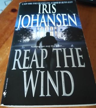 Reap The Wind: Iris Johansen: Paperback