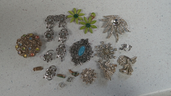 Assorted LOT of Broken & Missing Jewels COSTUME Jewelry for Crafting