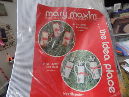 Vintage Mary Maxim golf bag ornament making kit needlepoint makes six