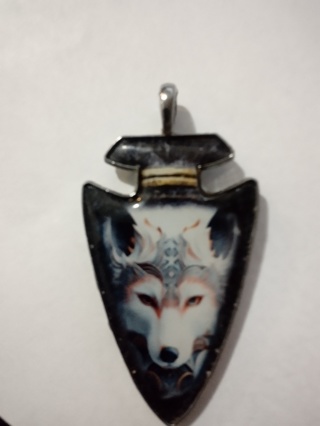 Arrow head with white wolf 