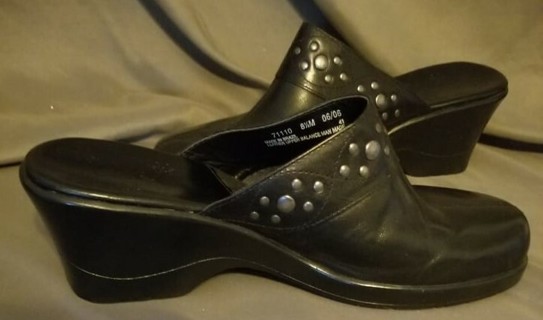 CLARKS STUDDED CLOGS 8.5 - EXCELLENT CONDITION- FREE SHIPPING