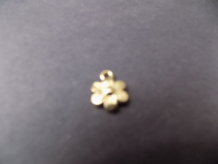 Small goldtone daisy charm