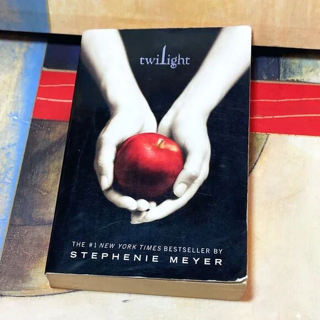 Twilight (Twilight Saga) by Stephenie Meyer (Paperback) Isabella Edward Vampires