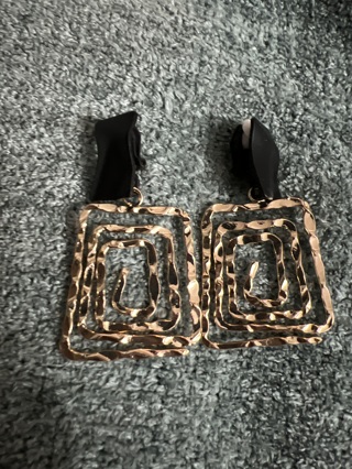 BNIP Beautiful Gold Tone And Black Clip On Earrings To The Highest Bidder