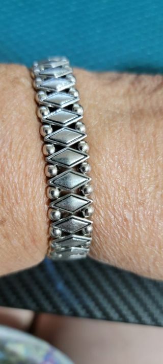 1 Stretchy bracelet