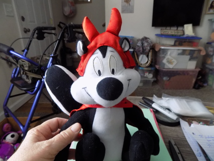 Peppi La Pew dressed as a devil Warner Brothers plush Like new condition