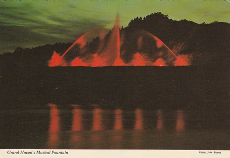 Vintage Unused Postcard: (gin2): Musical Fountain, Grand Haven, MI
