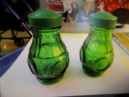 Vintage Wheaton Emerals green glass Bullseye pattern S & P set