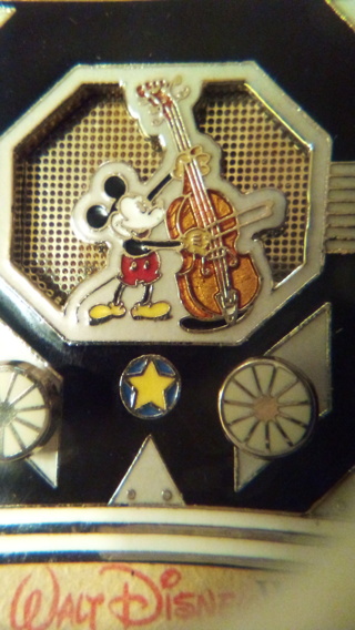 2004 Disney pin, Antique Radio pin