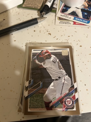 2021 topps gold howie kendrick  /2021