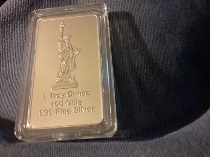 STATUE OF LIBERTY SILVER BAR IN CASE