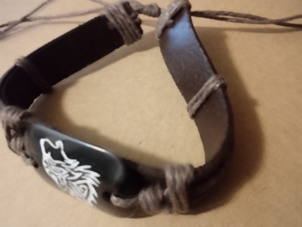 Lether bracelet with wolf