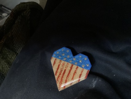 AMERICAN FLAG PIN