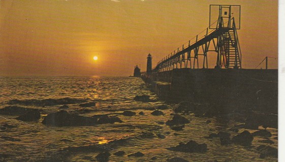 Vintage Used Postcard: (gin2): 1969 Sunset at Pier, Grand Haven, MI