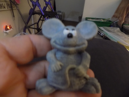 3 inch gray resin mouse magnet holding his tail