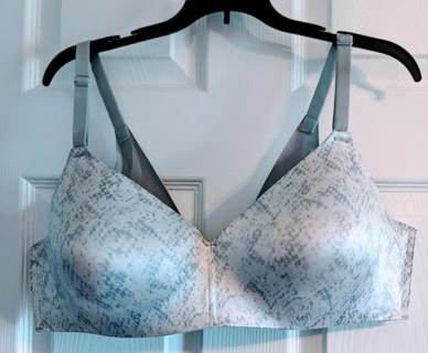 SECRET TREASURES - 42 C - WIRELESS BRA - NWOT!! - FREE SHPG