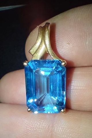 NECKLACE FANTASTIC AND BIG NATURAL BLUE TOPAZ EMERALD CUT SET INTO A SOLID 10K YELLOW GOLD MOUNTING.